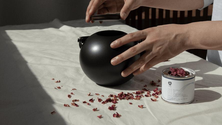 壶纳万象，盏煮东西——创意茶具设计与网络文化经营的破局之道